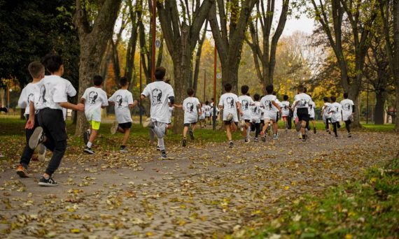 A group of kids participating in a running event in a leafy park in Bursa, Türkiye.